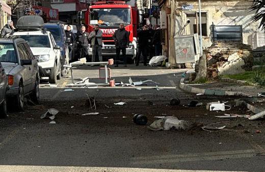 Eline ne geçtiyse balkondan attı, gözaltına alındı