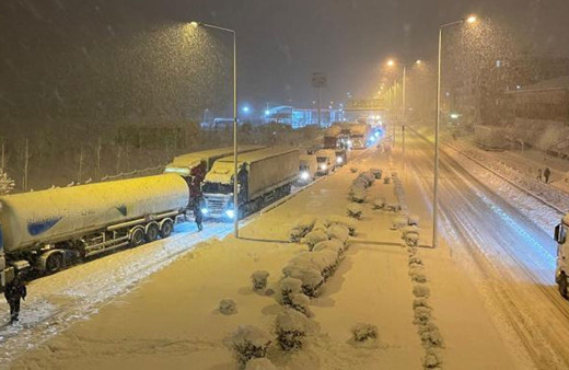 Karadeniz Sahil Yolu iki tırın çarpışması sonucu ulaşıma kapandı