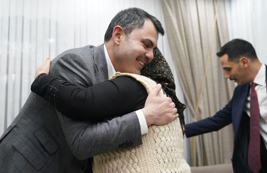 Bakan Kurum, Nelbi Teyze’yi bu kez evinde ziyaret etti