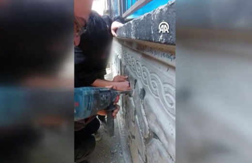 Duvardaki deliğe parmağı sıkıştı!