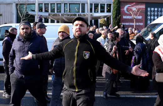 Minibüsleri 8+1 taksiye dönüşen esnaftan İBB önünde eylem