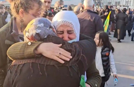 Diyarbakır'da Öcalan'ın çağrısına sevinç gözyaşları