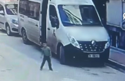 Esenyurt'ta servis minibüsünün çarptığı çocuk öldü! Kahreden anlar...