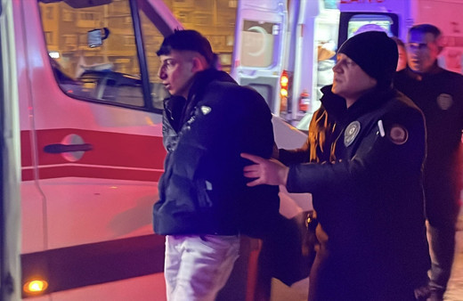 Dün evini taşladı bugün de eski kız arkadaşı ile kızın kardeşi ve annesini bıçakladı