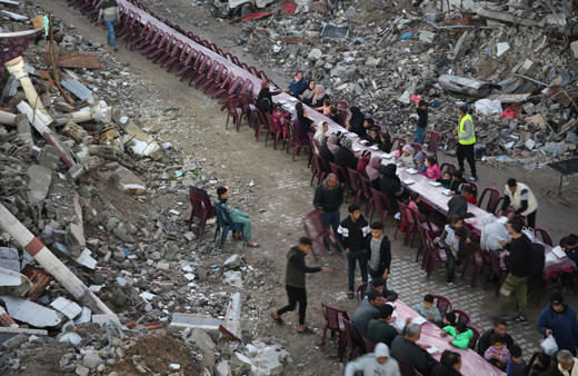 Gazze'de Filistinliler, yıkım ve enkaz arasında ilk iftarlarını açtı