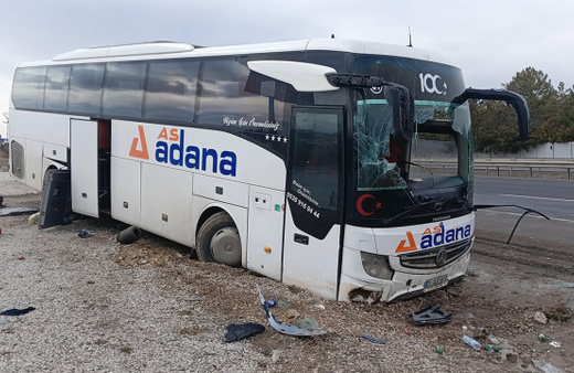 Ankara'da yolcu otobüsü beton bariyere çarptı! 5'i ağır 16 yaralı, kaza anı kamerada