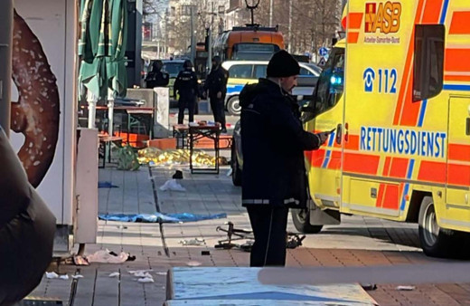 Almanya'da dehşet anları! Araç kalabalığın arasına daldı, ölü ve yaralılar var