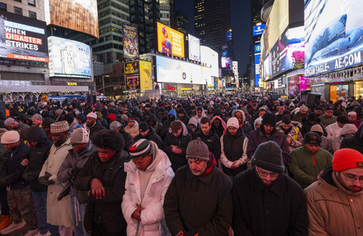Times Meydanı'nda teravih namazı kılındı