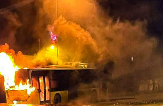 Büyükçekmece'de park halindeki İETT otobüsü yandı