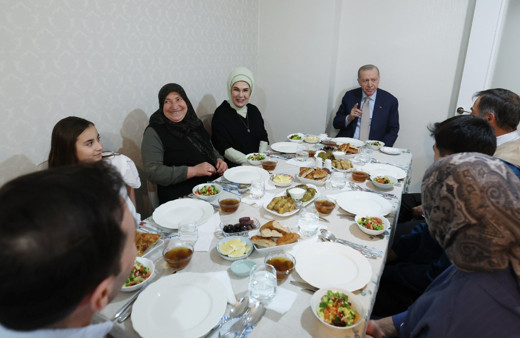 Cumhurbaşkanı Erdoğan ve Emine Erdoğan, iftar sofrasına konuk oldu