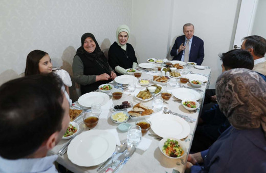 Cumhurbaşkanı Erdoğan ve Emine Erdoğan, iftar sofrasına konuk oldu
