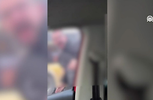 Kağıthane'de iki sürücünün yol verme tartışması kamerada