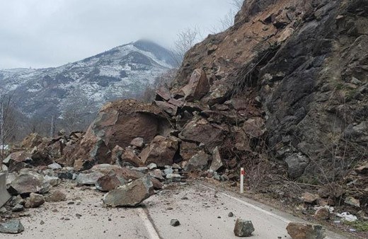 Ordu'da heyelan: 3 ilçenin bağlantı yolu ulaşıma kapandı
