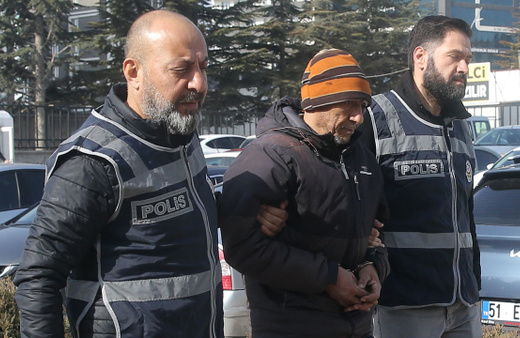 Beyin cerrahını bıçaklayan hastanın savunması: Bana yapay zeka yerleştirdi