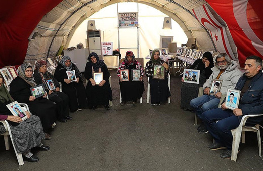 Diyarbakır annelerinin evlat nöbetine bir aile daha katıldı