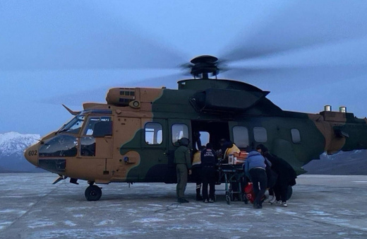Hakkari'deki hasta bebek helikopterle Van'a nakledildi