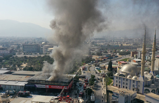İzmir'de oto lastikçide büyük yangın dumanlar ilçenin pek çok noktasından görüldü