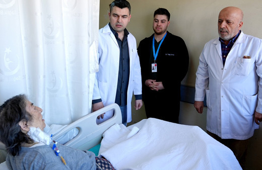 90 yaşındaki hastanın karnından yaklaşık 11 kilogramlık tümör çıkarıldı