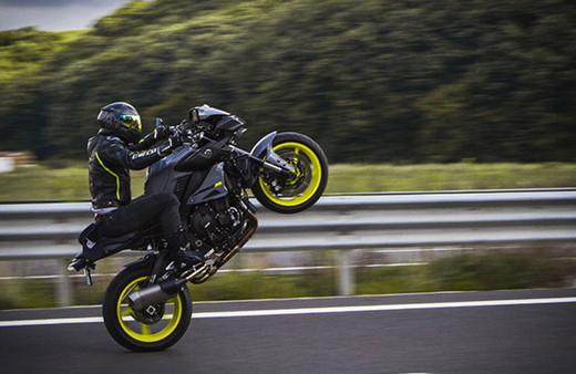 Akan trafikte "tek teker yapma" gibi akrobatik hareketler yapana 47 bin lira ceza!