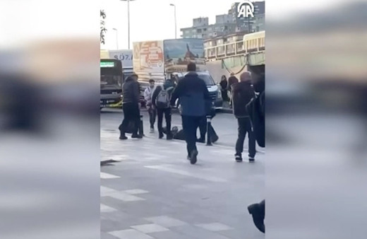 İBB'nin mobil iftar aracı önündeki sıra kavgası cep telefonu kamerasında