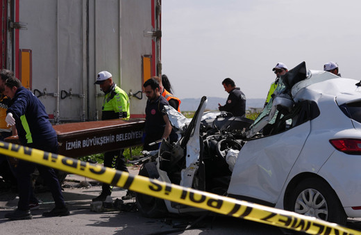 İzmir'de tıra çarpan otomobil sürücüsü öldü
