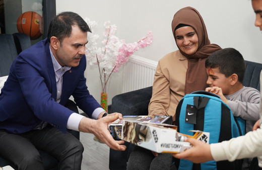 Bakan Kurum, Hatay'da depremzede İpek ailesinin yeni evine misafir oldu