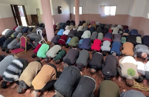 Gazze'de İsrail'in saldırılarında yıkılan bir cami yeniden ibadete açıldı