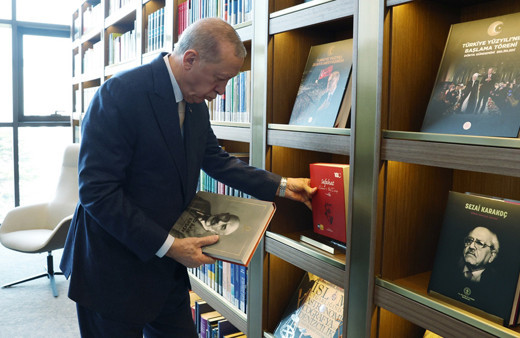 Cumhurbaşkanı Erdoğan, AK Kütüphane'yi ziyaret etti