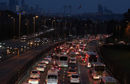 İstanbul'da haftanın ilk iş gününde trafik yoğunluğu yüzde 60'a kadar yükseldi
