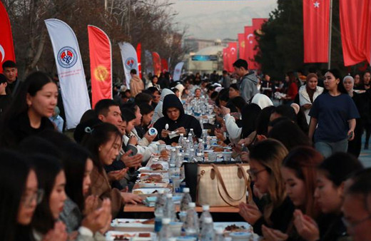 Kırgızistan'da 5 bin kişilik sokak iftarı