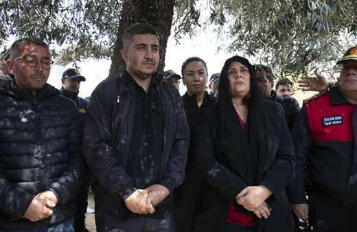 Aydın'da itfaiye erinin yangında ölen eşi ve 2 çocuğunun cenazesi defnedildi