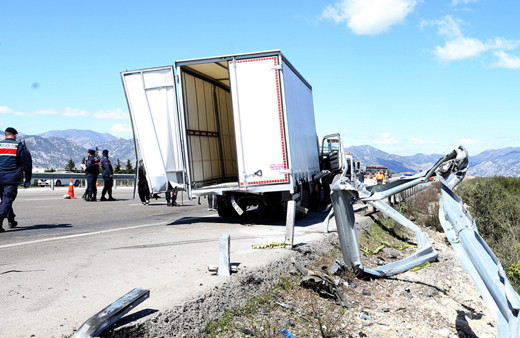 Antalya'da otomobil ile kamyonet çarpıştı: 1 ölü, 2 yaralı