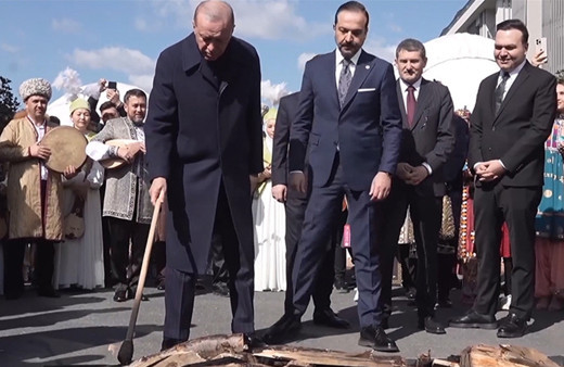Cumhurbaşkanı Erdoğan İstanbul'da nevruz ateşini yaktı, üstünden atladı