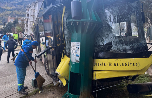 Halk otobüsü aydınlatma direğine çarptı: Yaralılar var