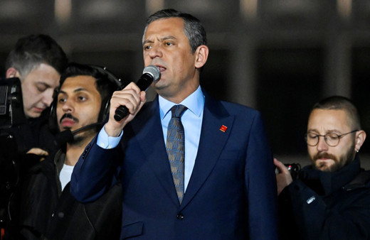 Özgür Özel göstericilere seslendi: Karşınızdaki polise havai fişek atarsanız bunu savunamam