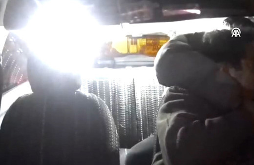 İzmir'de taksiciye gasp! Şüpheli ve eşi otel odasında yakalandı: Gasp anı kamerada