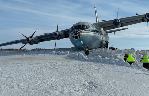 Dev kargo uçağı pistten çıkıp kar yığınlarına saplandı