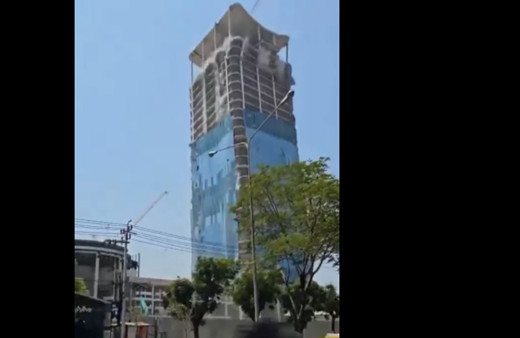 7,7 büyüklüğündeki depremin görüntüsü! Dev bina böyle çöktü