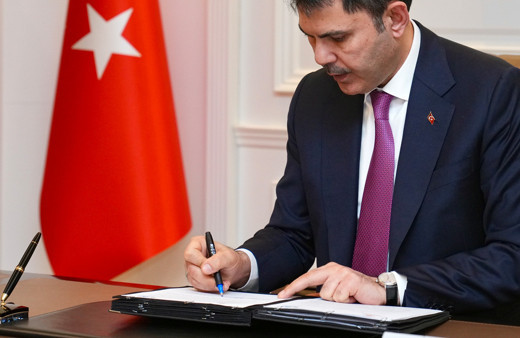 Bakan Kurum, bu bayramı yeni evlerinde karşılayan depremzede ailenin görüntülerini paylaştı