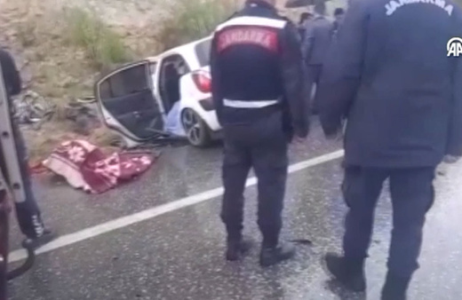 Antalya'da otomobil yolcu otobüsüyle çarpıştı! Feci kazada ölenler var