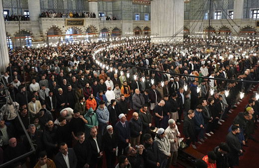 Türkiye'de bayram coşkusu! Binlerce vatandaş camilere akın etti