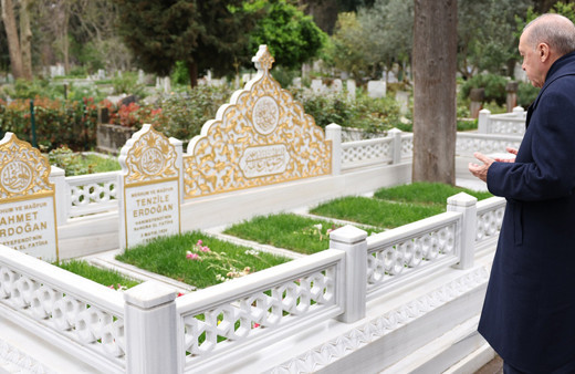 Cumhurbaşkanı Erdoğan, anne ve babasının kabirlerini ziyaret etti
