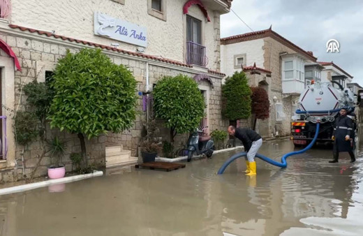 İzmir’de sağanak hayatı felç etti