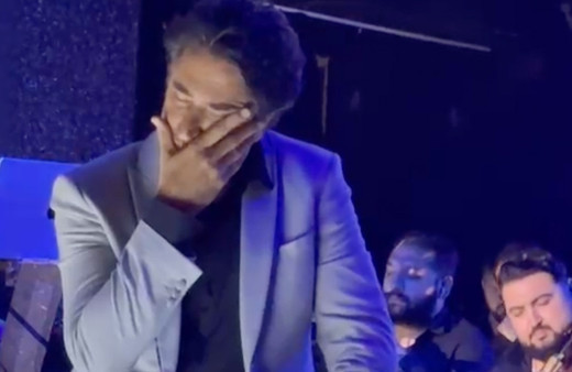 Mahsun Kırmızıgül'ün Volkan Konak acısı: Sahnede gözyaşlarını tutamadı