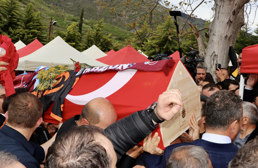 Sanatçı Volkan Konak memleketi Trabzon'da son yolculuğuna uğurlandı