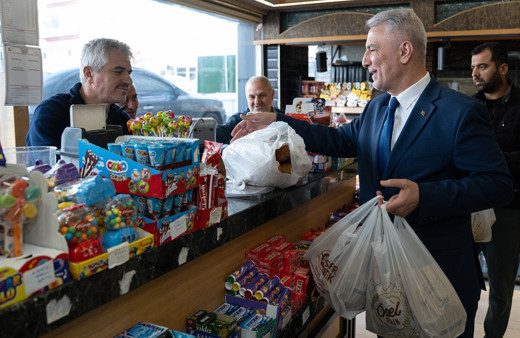 Ticaret Bakanı Bolat, "boykot" çağrılarına karşı esnafı ziyaret ederek alışveriş yaptı