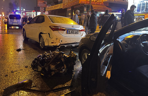 Bursa'da kazaya müdahale eden polise kamyonet çarptı