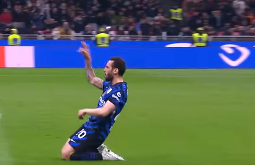 Hakan Çalhanoğlu attığı füzeyle Milan'ı yıktı