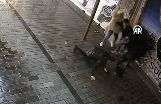 Beyoğlu'nda kadına şiddet uygulayan kişi, bekçi tarafından silahla bacağından vuruldu