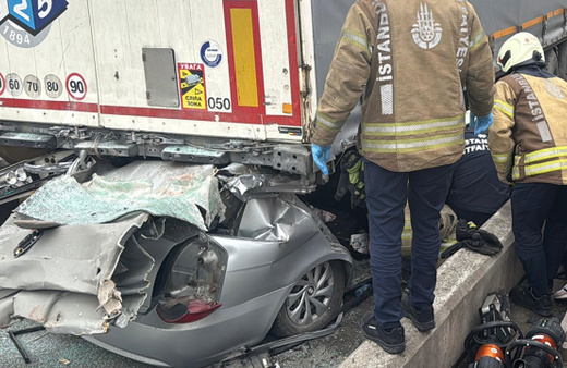 Kuzey Marmara Otoyolu'nda otomobil TIR'ın altına girdi! 4 kişi hayatını kaybetti